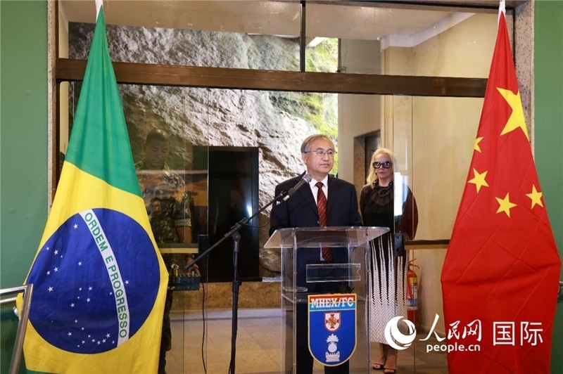 中國(guó)攝影家協(xié)會(huì)駐會(huì)副主席鄭更生在攝影展開(kāi)幕式上致辭。 人民網(wǎng)記者 陳海琪攝