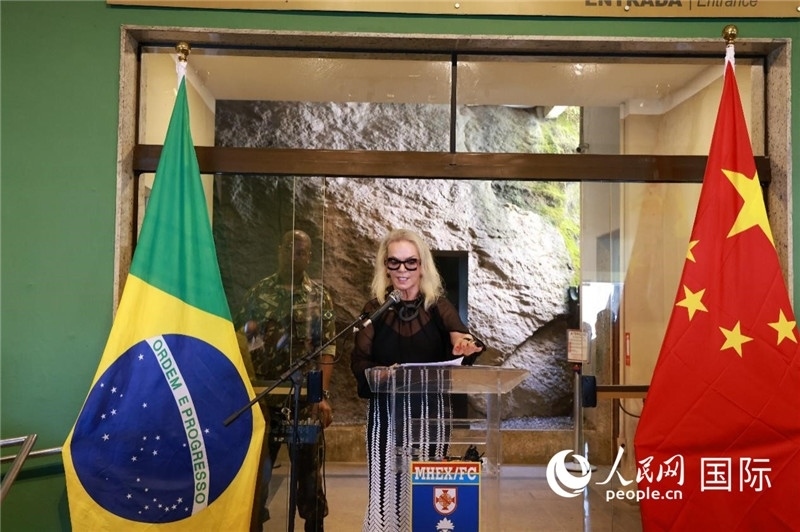 山河文化促進(jìn)中心執(zhí)行總裁瑪西婭·梅爾基奧爾在攝影展開(kāi)幕式上致辭。 人民網(wǎng)記者 陳海琪攝