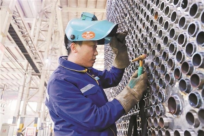 邵旭鵬在車間進行電焊作業(yè)。受訪者供圖