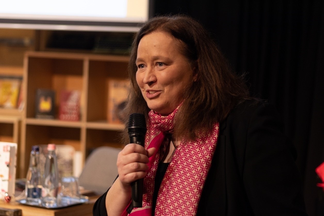 本書譯者宗博莉·克拉拉主持讀書分享會。摩爾多瓦尼·巴爾納巴斯攝