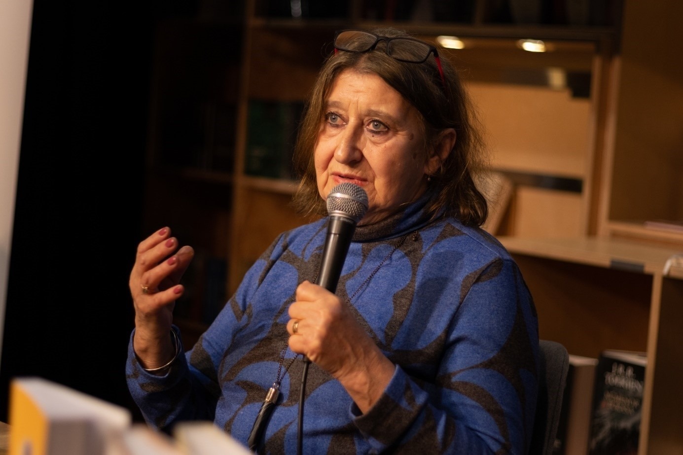 埃娃介紹作品。摩爾多瓦尼·巴爾納巴斯攝