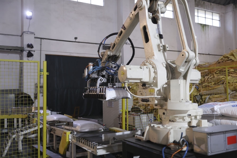 12月14日，在廣西來賓東糖鳳凰有限公司，機械臂在廠房碼放白砂糖成品。