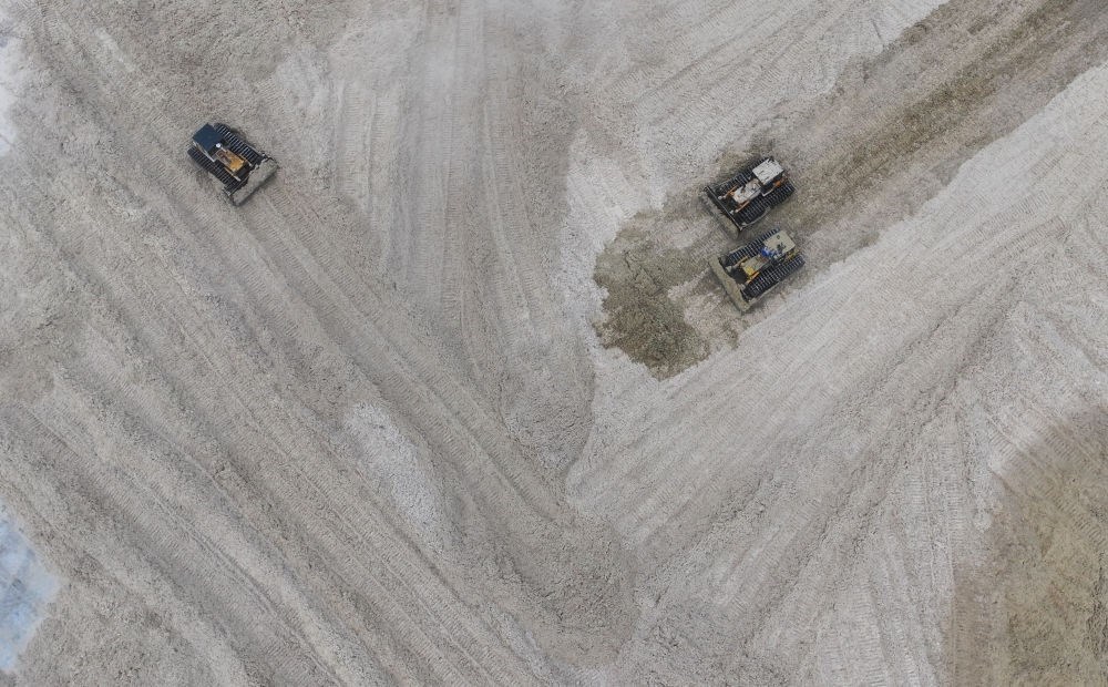 12月12日，在廣西湘桂華糖制糖集團來賓紙業(yè)有限責任公司，工作人員在整理蔗渣（無人機照片）。