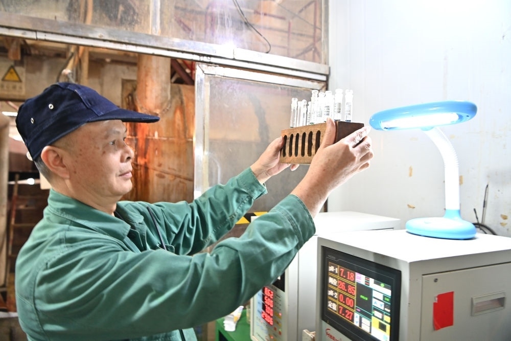 12月12日，廣西來賓小平陽湘桂制糖有限公司的工作人員在檢測糖漿樣品。