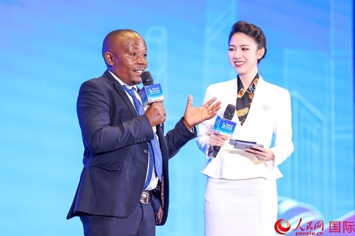 來自烏干達(dá)坎帕拉—恩德培機(jī)場高速公路項(xiàng)目的赫爾曼（左）被評(píng)為中國交建共建“一帶一路”最美外籍建設(shè)者之一。人民網(wǎng)記者 趙益普攝