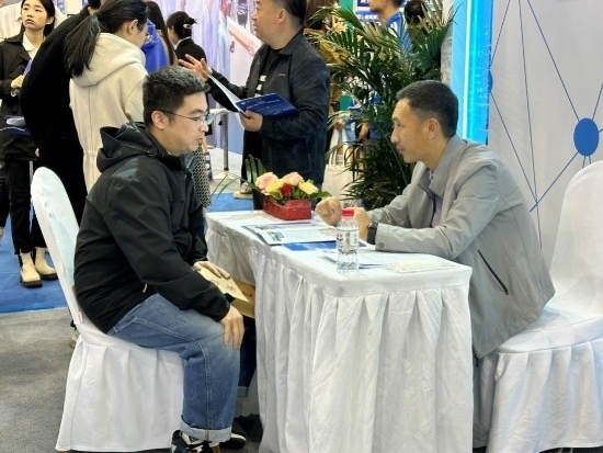 沈陽(yáng)招聘會(huì)現(xiàn)場(chǎng)。人民網(wǎng)記者 尹柏寒?dāng)z