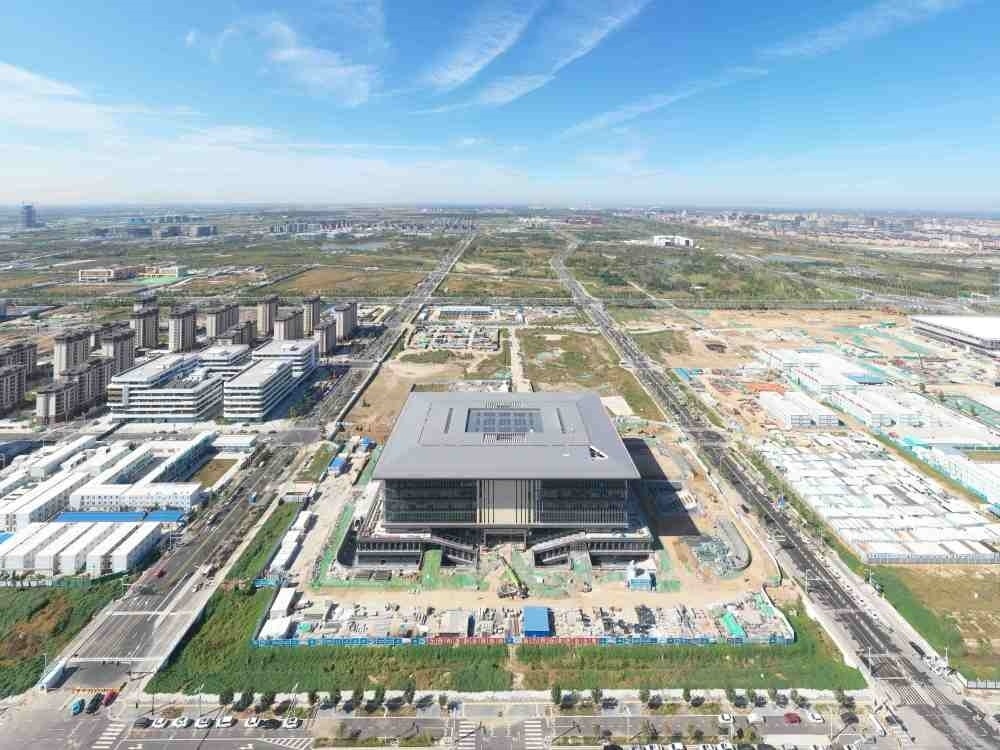 這是雄安新區(qū)大學(xué)園圖書館（2023年10月1日攝，無人機(jī)照片）。新華社記者 朱旭東 攝