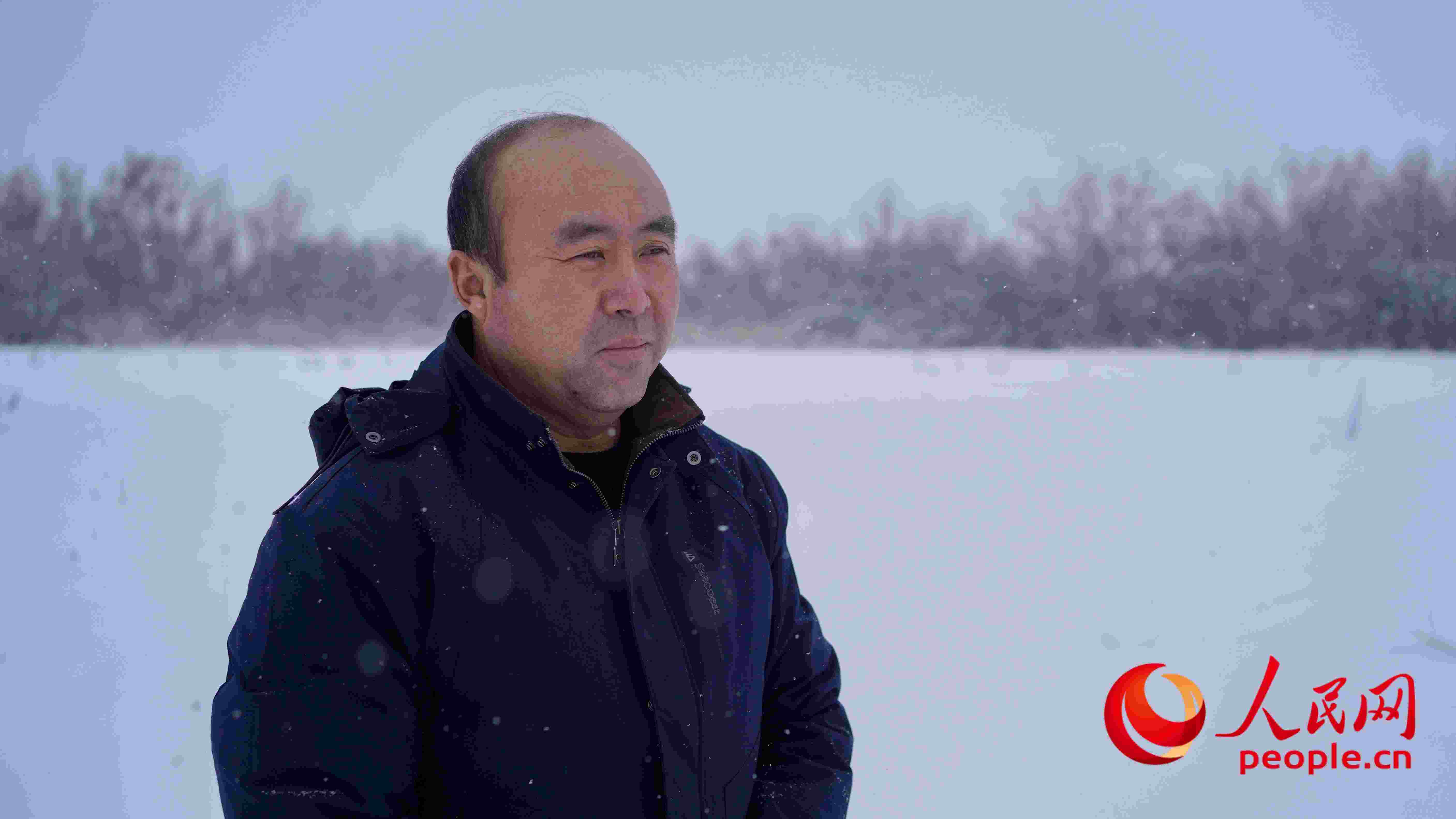 馬曉華回憶當(dāng)年和父親一起種樹的情形，滿是懷念。人民網(wǎng) 周靜圓攝