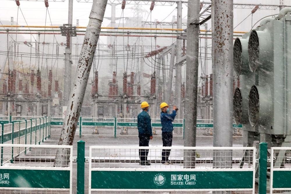 △國網(wǎng)壽光市供電公司變電運(yùn)維人員在檢查變電站積雪情況。
