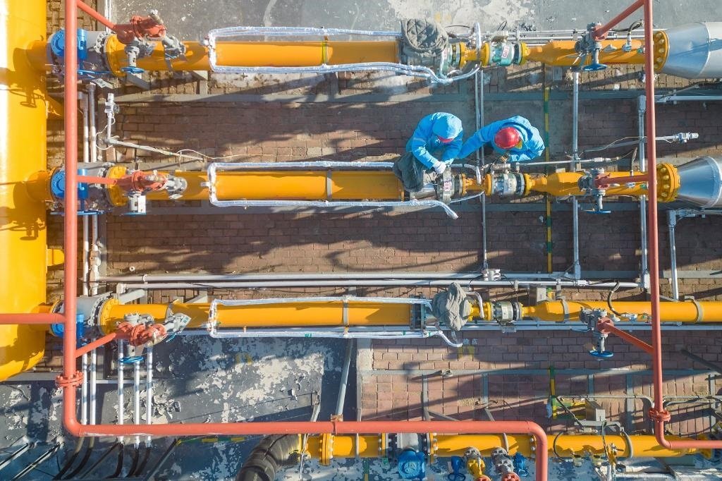 12月17日，黑龍江省哈爾濱市中慶燃氣有限責任公司成高子門站的工作人員在進行設備巡檢，保障燃氣供應（無人機照片）。 新華社記者 張濤 攝