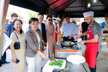 嘉賓現(xiàn)場(chǎng)觀摩。阿聯(lián)酋上海總商會(huì)暨同鄉(xiāng)會(huì)供圖