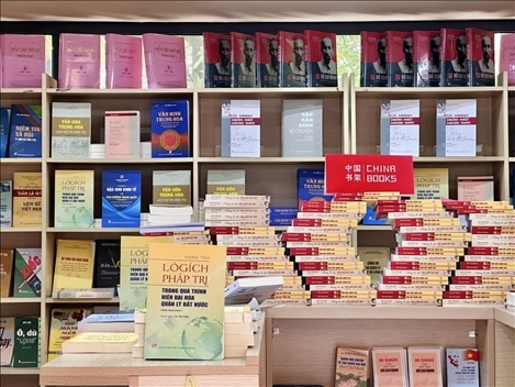 中國(guó)主題圖書(shū)亮相越南河內(nèi)書(shū)街。中國(guó)圖書(shū)進(jìn)出口（集團(tuán)）有限公司供圖