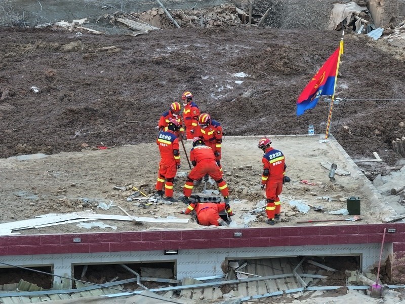 救援人員在現(xiàn)場。賀勇攝。