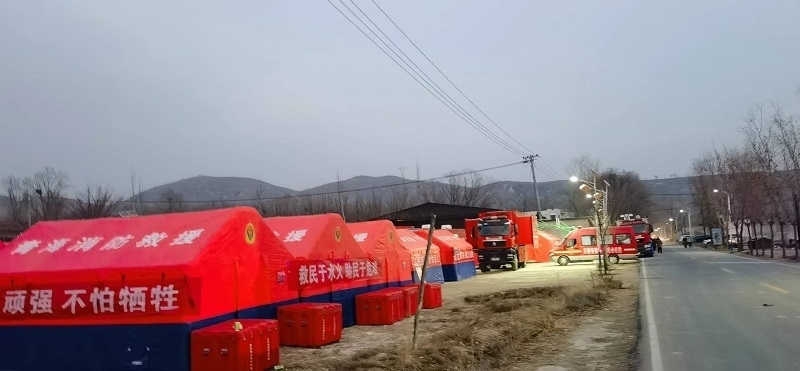 救災隊員現(xiàn)場扎起了帳篷。王梅攝。