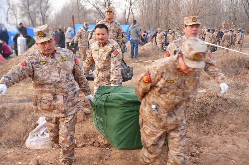 救援人員正在現(xiàn)場緊急搬運物資。賀勇攝。