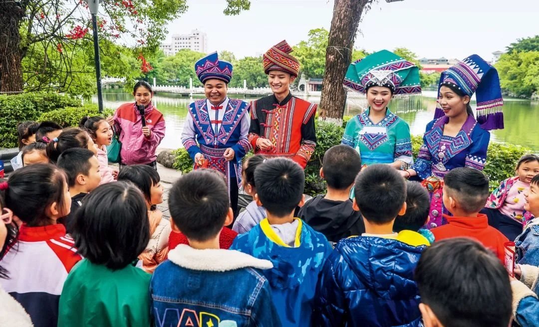 2023年4月25日，廣西桂林，“網絡法治宣傳一條街”在榕湖景區(qū)古南門“開街”，身穿民族服裝的工作人員演唱山歌向青少年普及網絡法治知識。