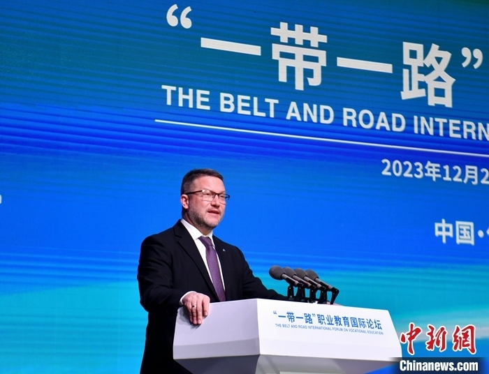 圖為活動現(xiàn)場歐洲議會交通旅游委員會副主席烏伊海依·伊什特萬致辭。 中新社記者 韓冰 攝