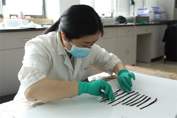 考古工作者正給竹簡排序。國家文物局供圖