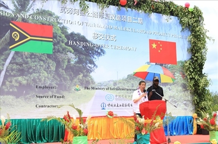 2023年12月18日，中國駐瓦努阿圖大使李名剛在瓦努阿圖公路項目二期馬勒庫拉段的移交儀式上發(fā)表致辭。人民網(wǎng) 賀吉攝