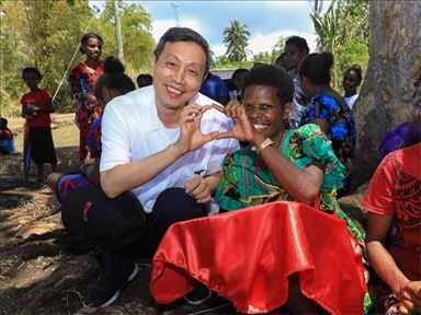 2023年12月18日，中國駐瓦努阿圖大使李名剛和前來觀看瓦努阿圖公路項目二期馬勒庫拉段移交儀式的當(dāng)?shù)鼐用窈嫌啊Ｈ嗣窬W(wǎng) 賀吉攝