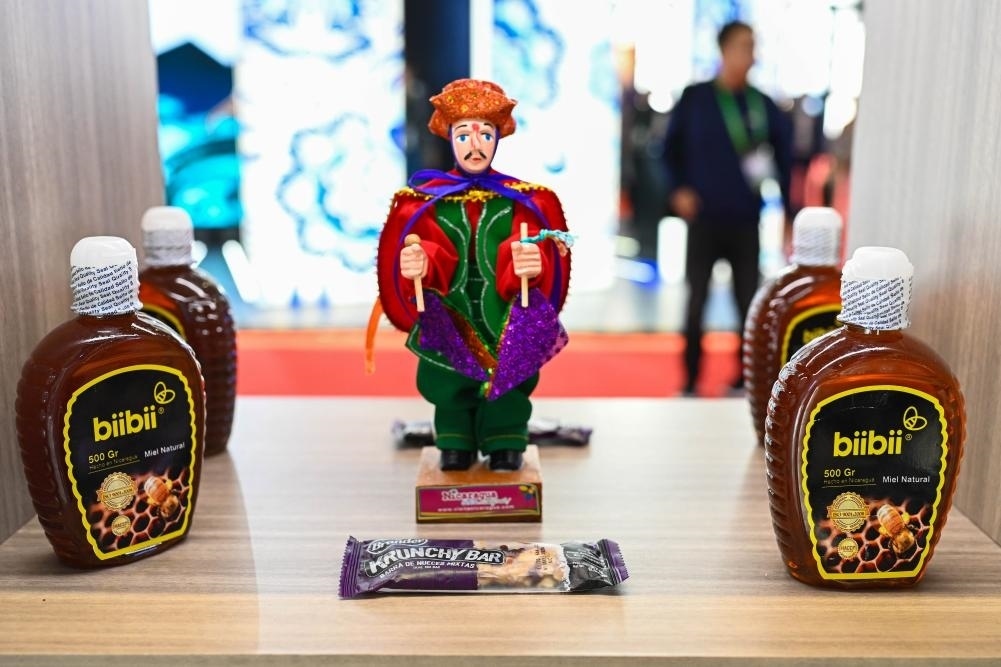 2023年11月8日在第六屆進博會上拍攝的尼加拉瓜蜂蜜產(chǎn)品。