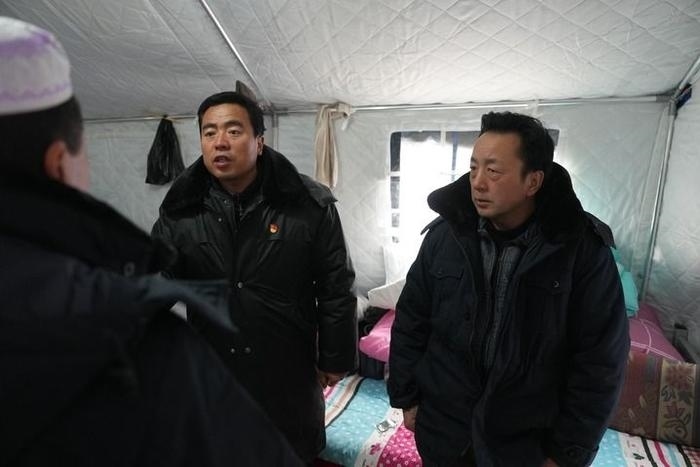 2023年12月22日，積石山縣大河家鎮(zhèn)大河村黨支部書(shū)記馬成忠（右二）在帳篷里和受災(zāi)群眾交流。新華社記者 陳斌 攝