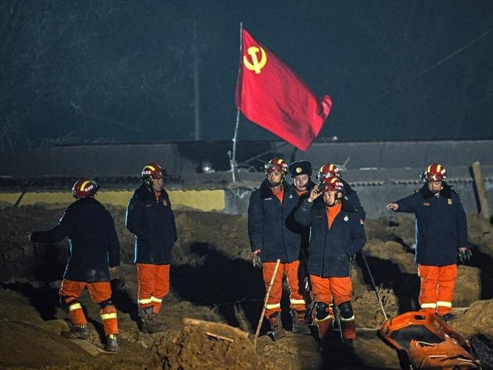 2023年12月21日，救援隊(duì)員在青海省海東市民和回族土族自治縣中川鄉(xiāng)金田村現(xiàn)場(chǎng)救援。新華社記者 張龍 攝