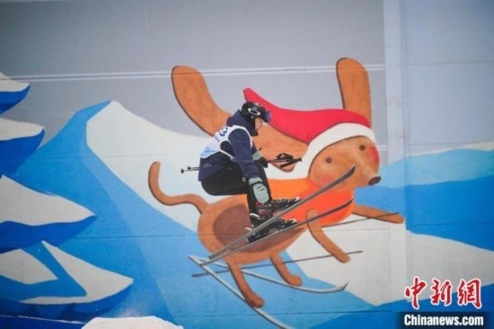 12月22日，云南省第一屆冬季運(yùn)動(dòng)會(huì)在昆明開幕。圖為選手在公開組男子自由式滑雪雪上技巧比賽中。中新社記者 劉冉陽 攝