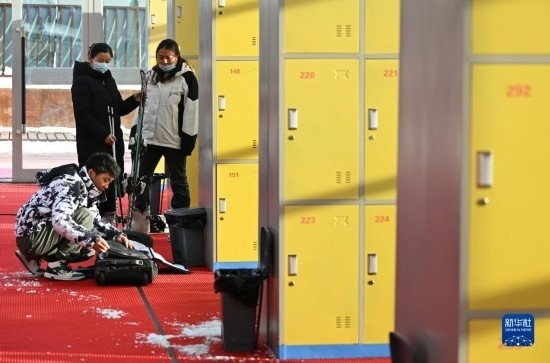 12月21日，游客在滑雪服務(wù)大廳整理滑雪裝備。