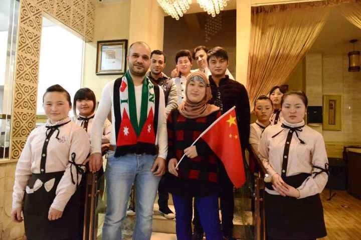 穆罕奈德夫婦與餐廳員工合影。共享聯(lián)盟·義烏 呂斌 攝