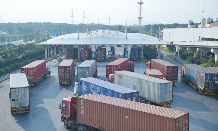 義烏海關(guān)排隊(duì)等待出關(guān)的車輛。共享聯(lián)盟·義烏 吳峰宇 攝