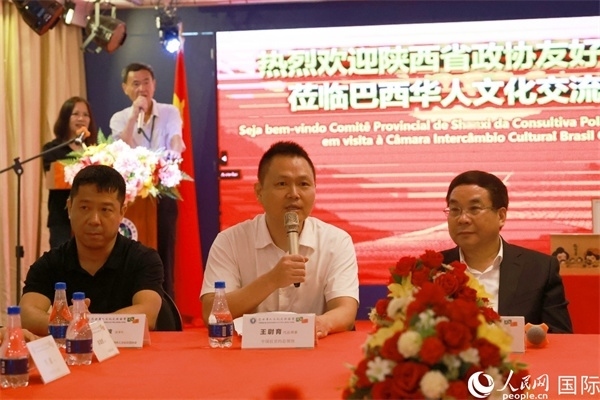 中國(guó)駐里約熱內(nèi)盧代總領(lǐng)事王尉育（中）在座談會(huì)中致辭。人民網(wǎng)記者 陳海琪攝