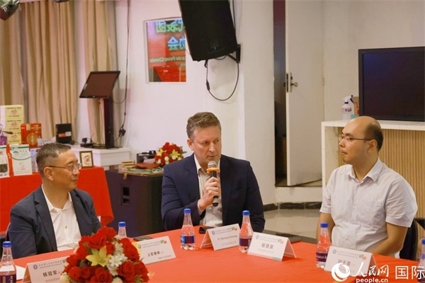 巴西中國(guó)友好協(xié)會(huì)主席恩里克·諾布雷加（中）在座談會(huì)中發(fā)言。人民網(wǎng)記者 陳海琪攝