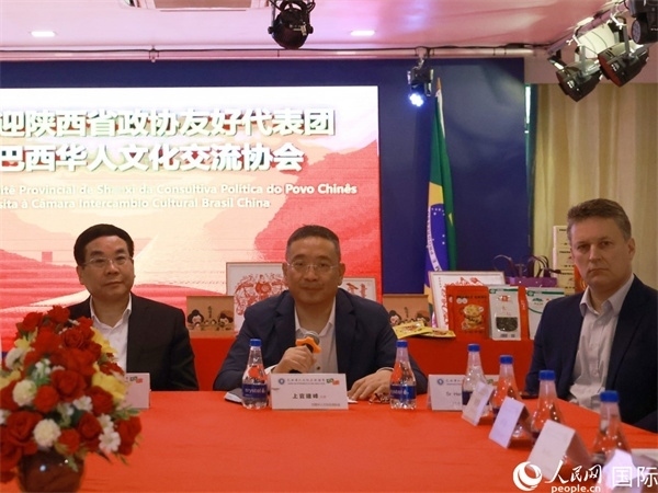 巴西華人文化交流協(xié)會(huì)主席上官建峰（中）在座談會(huì)上發(fā)言。人民網(wǎng)記者 陳海琪攝