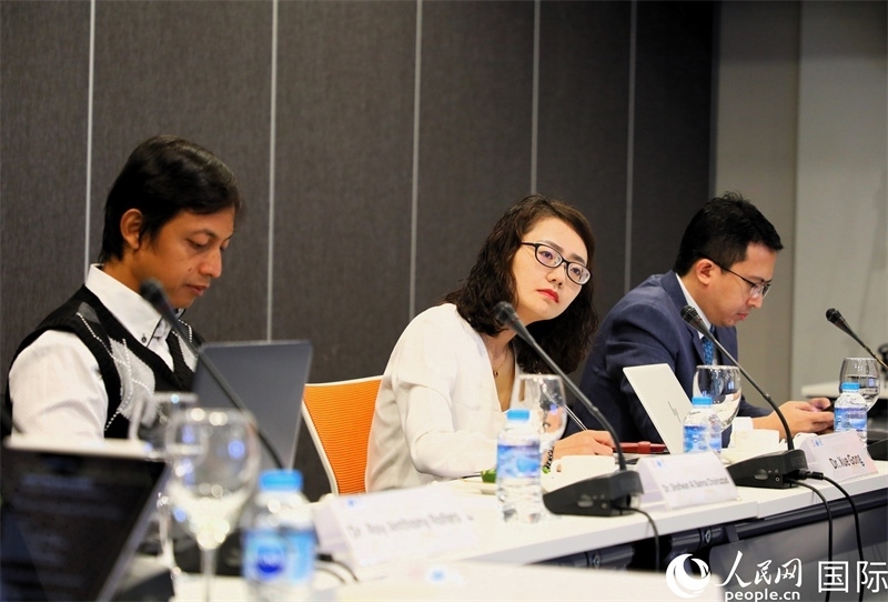 學(xué)者們專(zhuān)注聆聽(tīng)會(huì)議內(nèi)容。人民網(wǎng)記者 白元琪攝