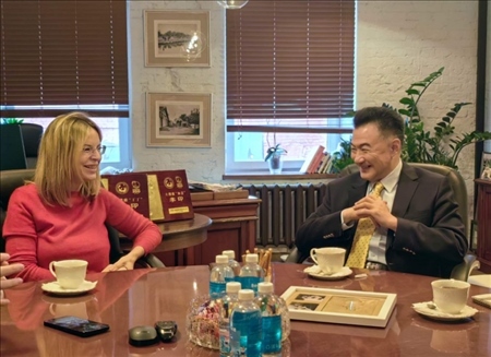 孫煒東公使與莫斯科動物園領(lǐng)導座談（中國駐俄羅斯使館供圖）