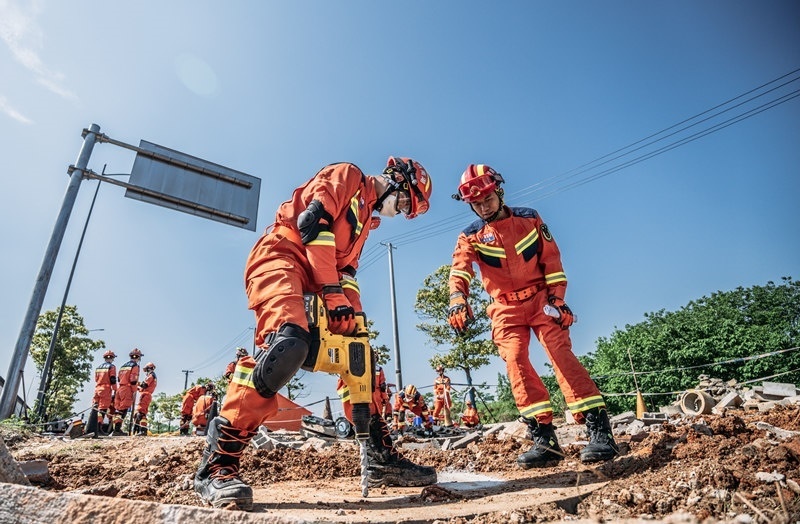 周彩琪和隊(duì)友在救援現(xiàn)場(chǎng)。受訪者供圖