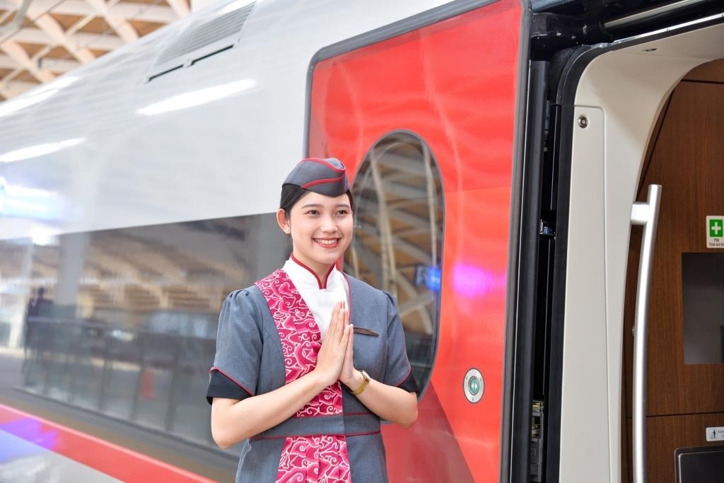 12月12日，乘務人員在印度尼西亞雅加達的哈利姆車站站臺歡迎乘坐雅萬高鐵的乘客。新華社記者徐欽攝