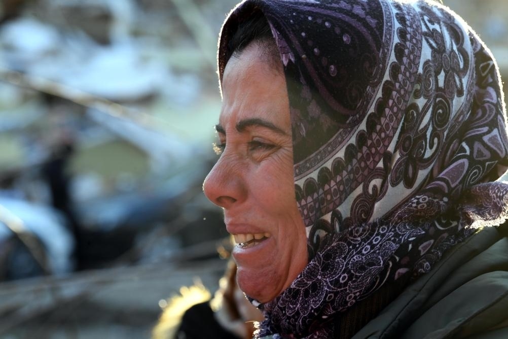 2月8日，在土耳其哈塔伊的一處地震廢墟，當?shù)鼐用竦却H人的消息。新華社記者沙達提攝