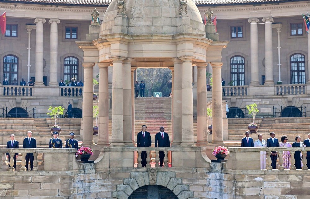 當(dāng)?shù)貢r間8月22日上午，正在南非進行國事訪問的國家主席習(xí)近平在比勒陀利亞總統(tǒng)府同南非總統(tǒng)拉馬福薩會談。會談前，拉馬福薩在總統(tǒng)府廣場為習(xí)近平舉行歡迎儀式。新華社記者 殷博古 攝