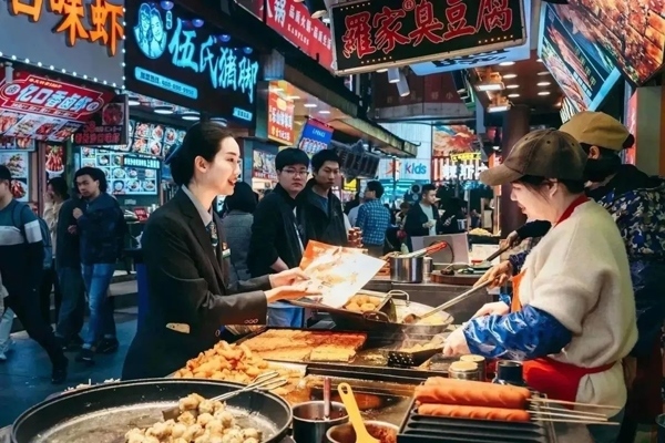 當?shù)劂y行工作人員向個體經(jīng)營者介紹金融服務(wù)。受訪者供圖