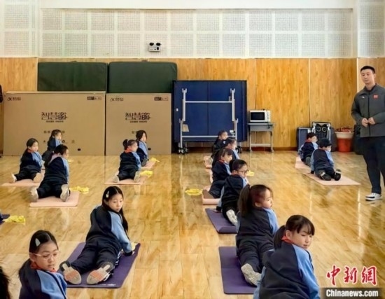 逸陽文思學(xué)校學(xué)生正在進(jìn)行運動恢復(fù)矯正訓(xùn)練。<a target='_blank' href='/' ><p align=