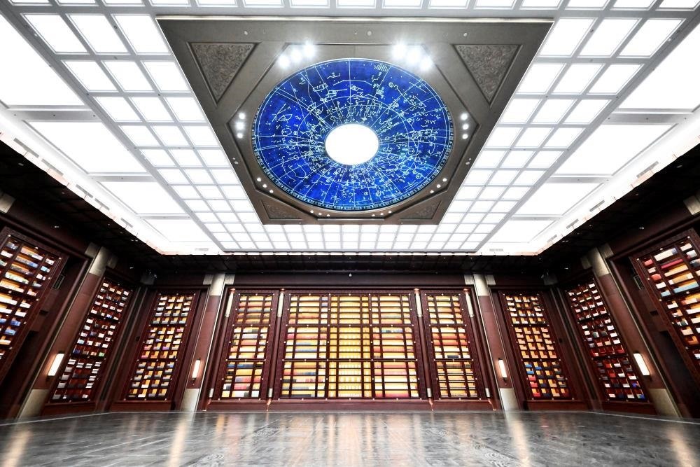 △中國(guó)國(guó)家版本館中央總館“文瀚閣”內(nèi)景。星空穹頂上是一幅宋代石刻天文圖，傳遞著“文瀚閣”的寓意：中華文明如星空般浩瀚璀璨。