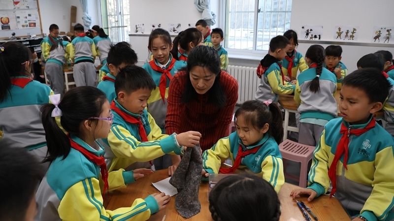 科學(xué)老師教同學(xué)制作消聲裝置。校方供圖