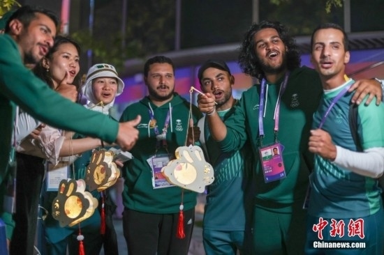 資料圖：9月29日，中國(guó)傳統(tǒng)節(jié)日中秋節(jié)，杭州亞運(yùn)會(huì)運(yùn)動(dòng)員村舉辦中秋主題活動(dòng)，中外運(yùn)動(dòng)員們歡聚一堂。圖為沙特阿拉伯運(yùn)動(dòng)員手持燈籠拍攝照片。<a target='_blank' href='/'><p align=