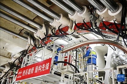 12月30日，中鐵十四局技術(shù)人員在盾構(gòu)掘進(jìn)開始前檢查“海天號(hào)”盾構(gòu)機(jī)。新華社記者 李紫恒 攝