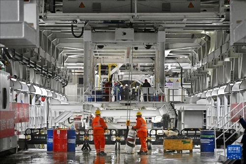 12月30日，建設(shè)者在青島膠州灣第二隧道工程南線主線隧道盾構(gòu)掘進(jìn)現(xiàn)場作業(yè)。新華社記者 李紫恒 攝