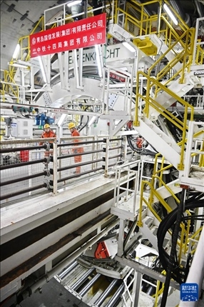 12月30日，建設(shè)者在青島膠州灣第二隧道工程南線主線隧道盾構(gòu)掘進(jìn)現(xiàn)場作業(yè)。新華社記者 李紫恒 攝