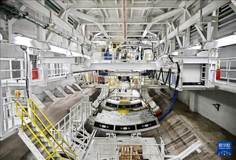 12月30日，建設(shè)者在青島膠州灣第二隧道工程南線主線隧道盾構(gòu)掘進(jìn)現(xiàn)場作業(yè)。新華社記者 李紫恒 攝