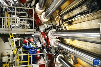 12月30日，中鐵十四局技術(shù)人員在盾構(gòu)掘進(jìn)開始前檢查“海天號(hào)”盾構(gòu)機(jī)。新華社記者 李紫恒 攝